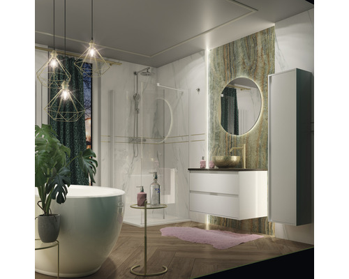 Kúpeľňa s vaňou, sprchou, umývadlom, zrkadlom a skriňou pre štýlové prostredie.