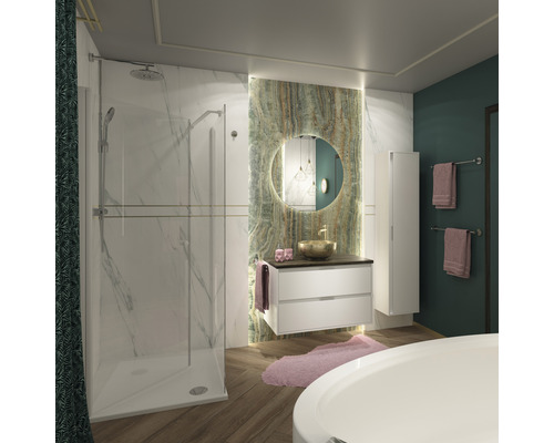 Kúpeľňa so sprchovacím kútom, umývadlom, zrkadlom a držiakom na uteráky pre štýlové zariadenie