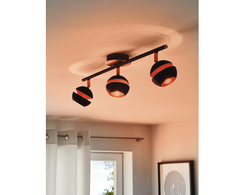 Stropné svietidlo s tromi reflektormi v obývacej izbe