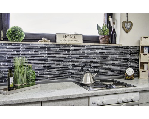 Kuchynská scéna s mozaikovými obkladmi, nerezovou varnou kanvicou a dekoratívnymi prvkami.