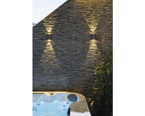 Dve vonkajšie svietidlá na kamennej stene vedľa vírivky