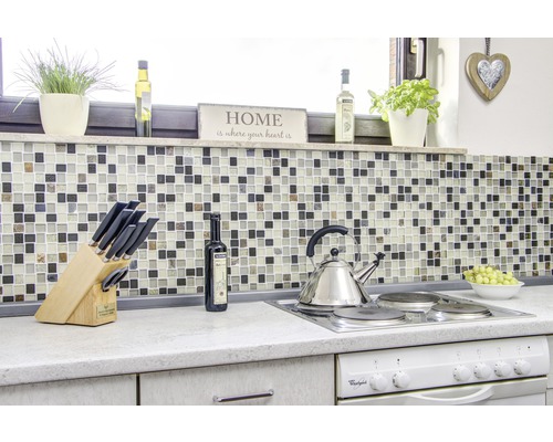 Kuchynská scéna s mozaikovými obkladmi, blokom nožov, varnou doskou a dekoratívnymi prvkami