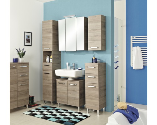 Kúpeľňa s umývadlom, zrkadlovou skrinkou a rôznymi skrinkami v drevenom prevedení