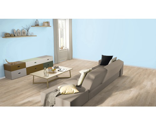 Obývacia izba s pohovkou, konferenčným stolíkom a komodou