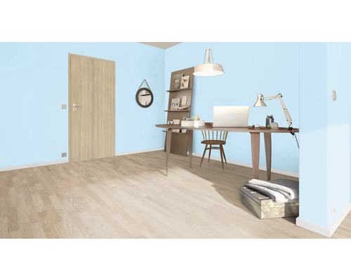 Svetlá pracovňa s písacím stolom, stoličkou, dverami a drevenou podlahou.