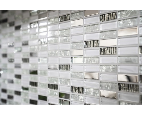 Mozaiková dlaždica so skleneným, kovovým a kamenným dekorom