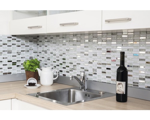 Kuchynský drez s batériou, mozaikové dlaždice, kuchynské náčinie a fľaša vína