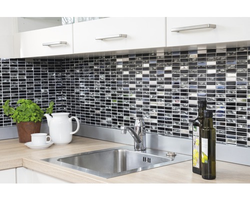 Kuchynská scéna s drezom a mozaikovými obkladmi