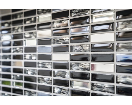 Mozaikové dlaždice s obdĺžnikovými čiernymi, bielymi a vzorovanými prvkami