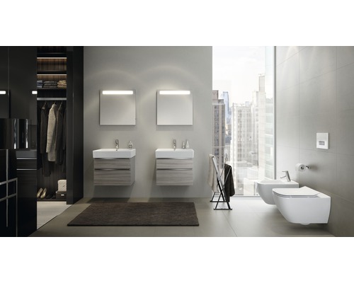 Moderná kúpeľňa s dvomi umývadlami, zrkadlami, toaletou a bidetom pred oknom s výhľadom na mesto