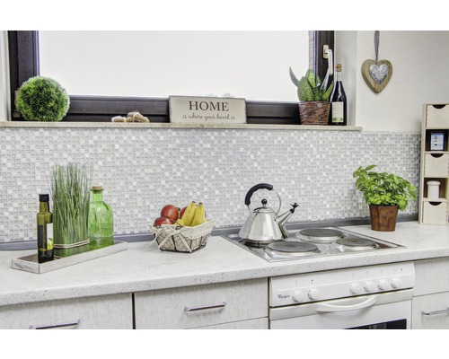 Kuchynská scéna s mozaikovými obkladmi, dekoráciami, ovocím a sporákom