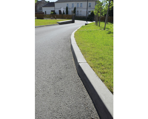 Obrubník pozdĺž asfaltovej cesty