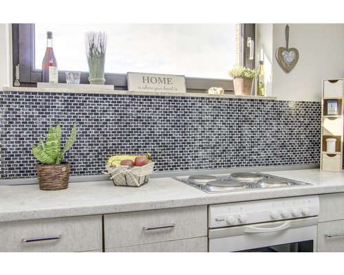 Kuchynská scéna s mozaikovou obkladovou stenou, varnou doskou a dekoráciami