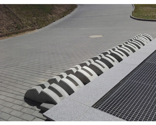 Betónový odvodňovací žľab pri ceste