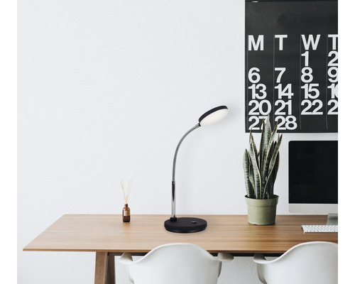 Pracovňa so stolom, stolnou lampou a kalendárom