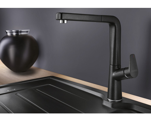 Čierna kuchynská batéria s drezom a dekoráciou