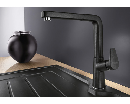 Čierna kuchynská batéria s vysokým výtokom vedľa drezu