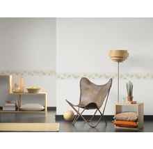 Obývacia izba s bordúrou, kreslom a drevenými prvkami