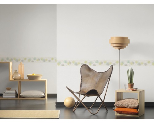 Obývacia izba s bordúrou, kreslom a drevenými prvkami