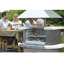 Murovaný gril s grilovanými potravinami a sediacimi ľuďmi