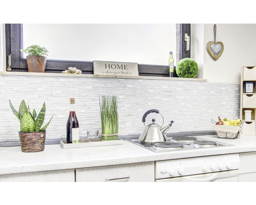 Kuchynská scéna s dekoratívnymi prvkami a kuchynským náčiním na pracovnej doske