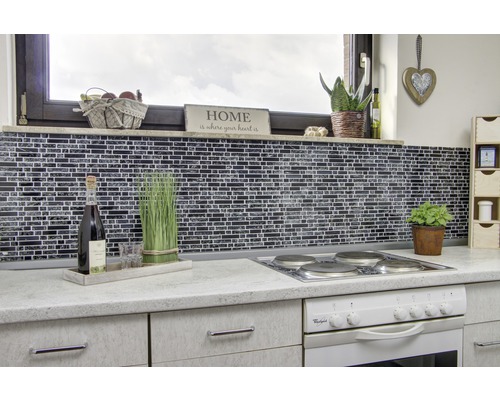 Kuchynská scéna s mozaikovou stenou, sporákom a dekoráciami na pracovnej doske.