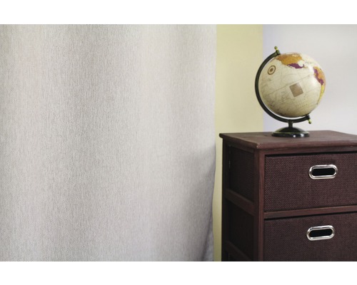 Dekoratívna izba s glóbusom a nočným stolíkom