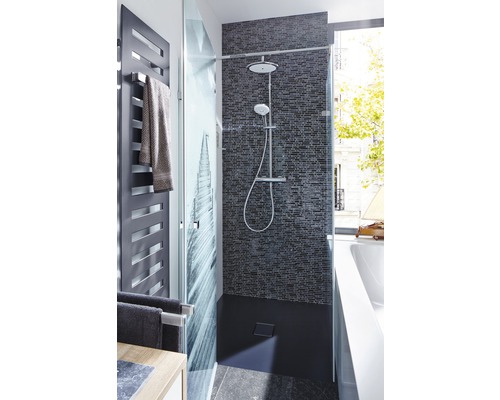 Moderná kúpeľňa so sprchou, rebríkovým radiátorom a mozaikovou stenou