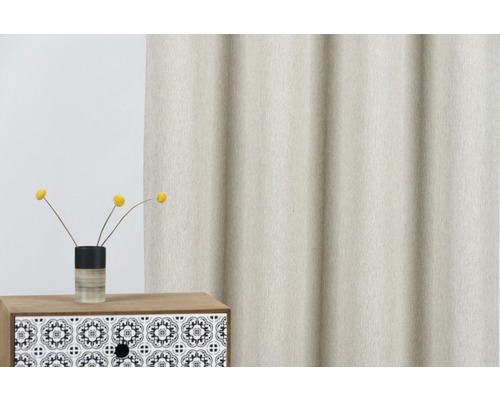 Dekoratívny záves vedľa stola s kvetmi vo váze