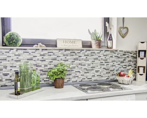 Kuchynská scéna s mozaikovými obkladmi, bylinkami, dekoráciami a elektrickým sporákom