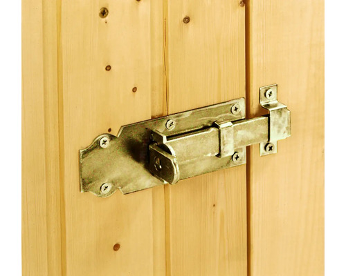 Kovová závora pripevnená na drevených dverách