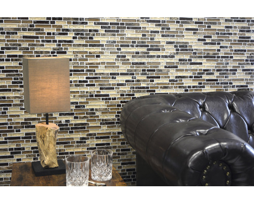 Obývacia izba s mozaikovými obkladmi, lampou a koženou pohovkou