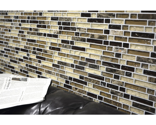 Mozaiková stena s obdĺžnikovými dlaždicami v hnedých a béžových tónoch