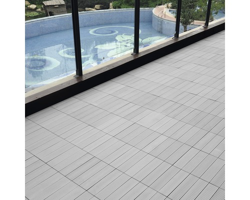 Teracové dlaždice položené na balkóne s výhľadom na bazén