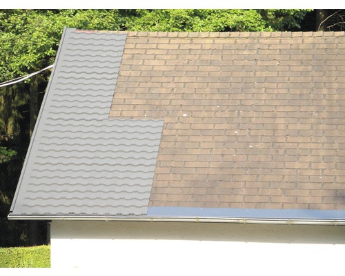 Strecha so starými a novými strešnými škridlami