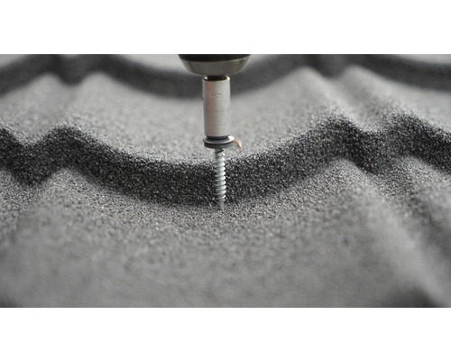 Upevnenie strešnej tašky skrutkovačom