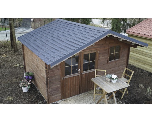 Drevený záhradný domček s dvojkrídlovými dverami, oknami a škridlovou strechou vedľa stola a stoličiek