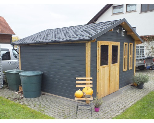 Záhradný domček s dvojkrídlovými dverami a sedlovou strechou