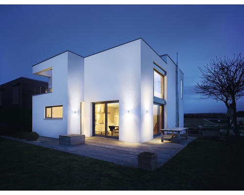 Moderný dom s vonkajším osvetlením a drevenou terasou