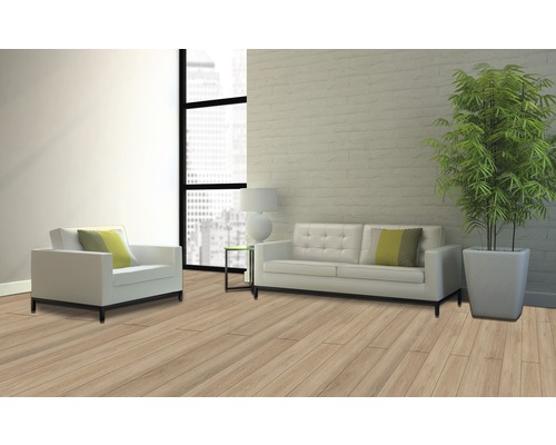 Svetlá obývacia izba s laminátovou podlahou, pohovkou a kreslom