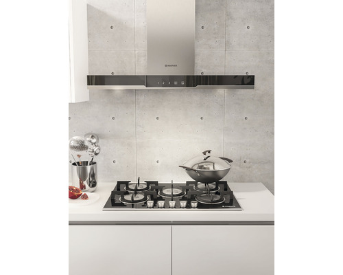 Kuchynská scéna s odsávačom pár, varnou doskou a kuchynským náčiním na pracovnej ploche