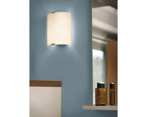 Nástenné svietidlo so zakriveným skleneným tienidlom