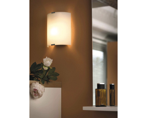 Kúpeľňová scéna so sklenenou nástennou lampou