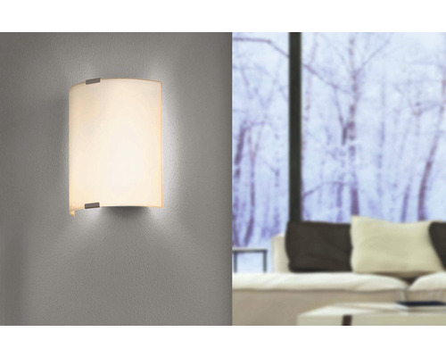 Sklenené nástenné svietidlo v obývacej izbe