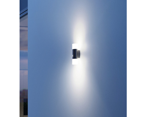 Svietiace nástenné svietidlo namontované na stene.