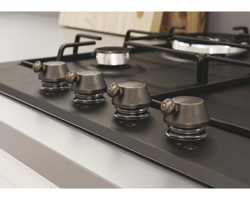 Plynový sporák so štyrmi horákmi a otočnými gombíkmi