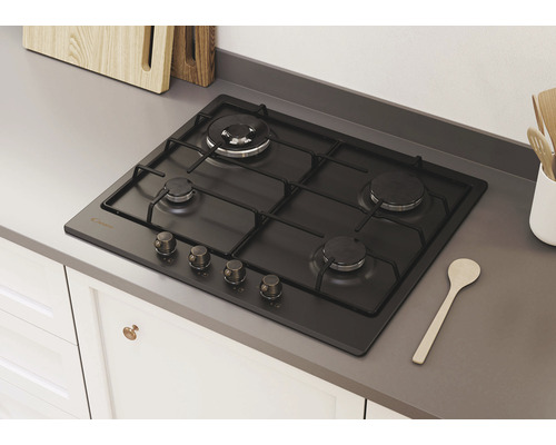 Čierna plynová varná doska so štyrmi horákmi v kuchynskej doske.