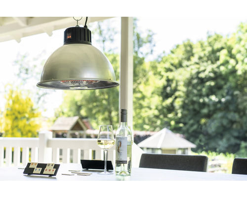 Závesná lampa nad stolom s nápojmi a hrou vonku.