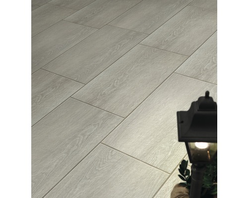 Položené podlahové dlaždice s vzhľadom dreva a lampášom