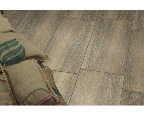 Položené podlahové dlaždice so vzhľadom dreva a ozdobné vrecia